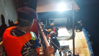 Tim SAR Gabungan evakuasi WNA Filipina yagn sakit di Perairan Suralaya, Merak. Foto: Antara