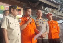 Kapal Basarnas Banten, Al Marad dan Gubernur Banten, Andra Soni meberikan pernyatan soal perpanjangan pencarian rombongan jurnalis. Foto Antara