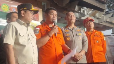Kapal Basarnas Banten, Al Marad dan Gubernur Banten, Andra Soni meberikan pernyatan soal perpanjangan pencarian rombongan jurnalis. Foto Antara