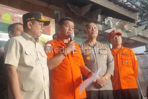 Kapal Basarnas Banten, Al Marad dan Gubernur Banten, Andra Soni meberikan pernyatan soal perpanjangan pencarian rombongan jurnalis. Foto Antara