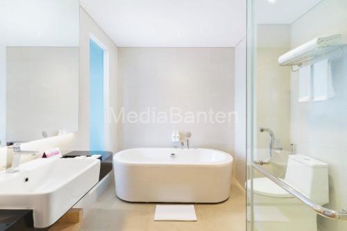 Fasilitas bathtub dan bat bom di kamar Swiss-Belinn Hotel Cikande. Foto: PR Swiss-Belinn Cikande