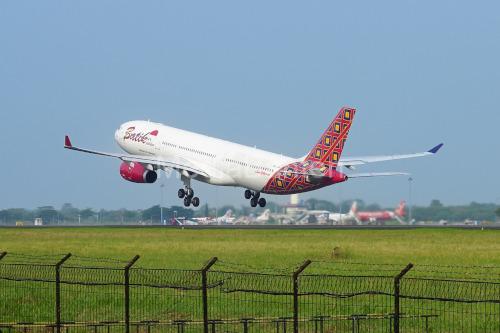 Pesawat Airbus 330-300 Batik Air take off. Foto: Humas Lion Air Group
