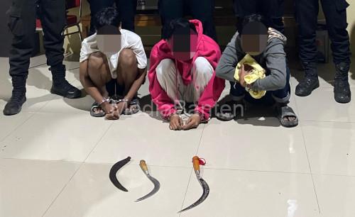 Tiga remaja bawa senjata tajam di Cikande. Foto: Yono