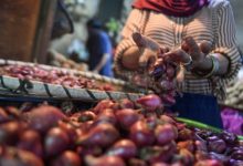 Komoditas bawang di Kota Tangerang. Foto: Antara