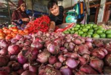 Bawang merah dan cabai rawit di pasar tradisional. Foto: Antara
