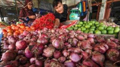 Bawang merah dan cabai rawit di pasar tradisional. Foto: Antara