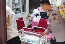 Kapolsek Purwakarta, Iptu Sukanda menjenguk bayi perempuan yang ditemukan. Foto Daeng Yusvin