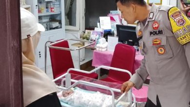 Kapolsek Purwakarta, Iptu Sukanda menjenguk bayi perempuan yang ditemukan. Foto Daeng Yusvin