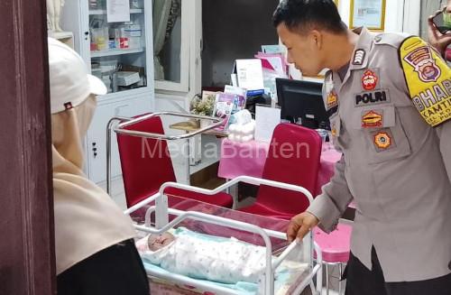 Kapolsek Purwakarta, Iptu Sukanda menjenguk bayi perempuan yang ditemukan. Foto Daeng Yusvin