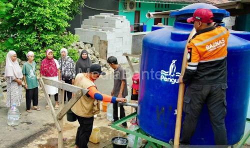 Baznas kirim bantuan air bersih 16.000 liter ke Tangsel. foto Antara