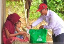 Penyaluran bantuan dari Baznas untuk Muslim Baduy. Foto: Antara