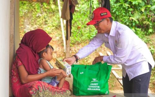 Penyaluran bantuan dari Baznas untuk Muslim Baduy. Foto: Antara