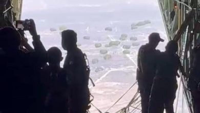 Baznas dan TNI melakukan drop air bantuan kemanusiaan gaza. Foto: Antara