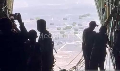 Baznas dan TNI melakukan drop air bantuan kemanusiaan gaza. Foto: Antara