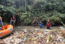 Relawan kembali menggelar aksi bersih-bersih setelah Sungai Cibanten kembali dipenuhi tumpukan sampah. Foto BW Iskandar