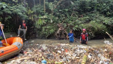 Relawan kembali menggelar aksi bersih-bersih setelah Sungai Cibanten kembali dipenuhi tumpukan sampah. Foto BW Iskandar