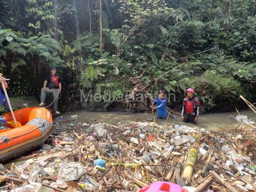 Relawan kembali menggelar aksi bersih-bersih setelah Sungai Cibanten kembali dipenuhi tumpukan sampah. Foto BW Iskandar