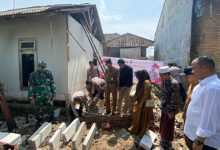 Polsek Pamarayan melakukan bedah rumah Suhendi. Foto Yono