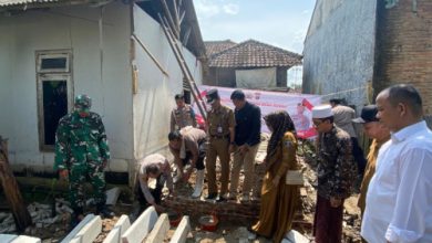 Polsek Pamarayan melakukan bedah rumah Suhendi. Foto Yono