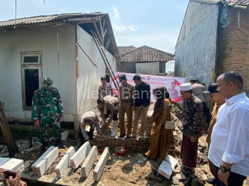 Polsek Pamarayan melakukan bedah rumah Suhendi. Foto Yono