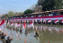 Sukadiri Squad melakukan pengibadan bendera di kanal Banten Lama. Foto: Antara
