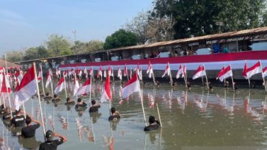 Sukadiri Squad melakukan pengibadan bendera di kanal Banten Lama. Foto: Antara