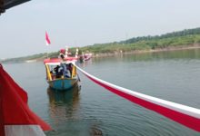 Benangkan bendera merah putih di Waduk Karian, Kabpaten Lebak. Foto: Antara