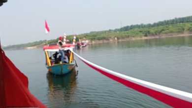 Benangkan bendera merah putih di Waduk Karian, Kabpaten Lebak. Foto: Antara