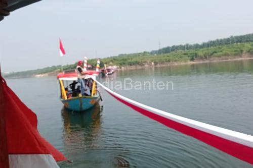 Benangkan bendera merah putih di Waduk Karian, Kabpaten Lebak. Foto: Antara