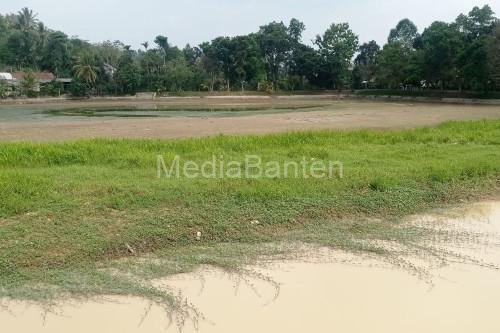 Bendungan Cijoro di Rangkasbitun, Kabupaten Lebak kekeringan. Foto: Antara