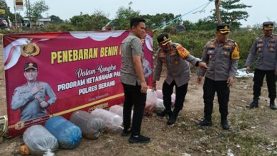 Kapolres Serang, AKBP Condro Sasongko tebar benih ikan. Foto: Yono