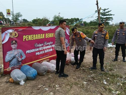 Kapolres Serang, AKBP Condro Sasongko tebar benih ikan. Foto: Yono