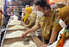 Al Muktabar tengah mencek harga beras di Pasar Induk Rau.