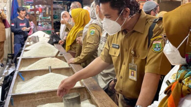 Al Muktabar tengah mencek harga beras di Pasar Induk Rau.