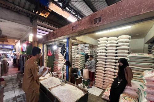 Beras lokal di Pasar Rangkasbitung, Kabupaen Lebak. Foto: Antara