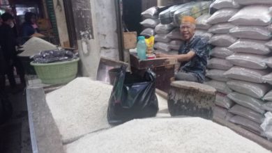 Pedagang beras di pasar trasional Lebak. Foto: LKBN Antara