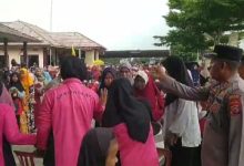 Emak-emak memburu beras premium di Pasar Murah yang digelar Polres Serang. Foto: Yono