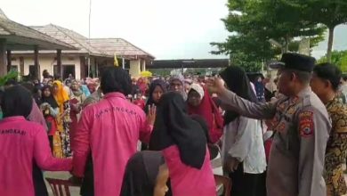 Emak-emak memburu beras premium di Pasar Murah yang digelar Polres Serang. Foto: Yono