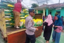 Operasi Pasar Beras Murah dari Satgas Pangan Polre Serang di Kecamatan Bandung. Foto: Yono