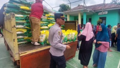 Operasi Pasar Beras Murah dari Satgas Pangan Polre Serang di Kecamatan Bandung. Foto: Yono