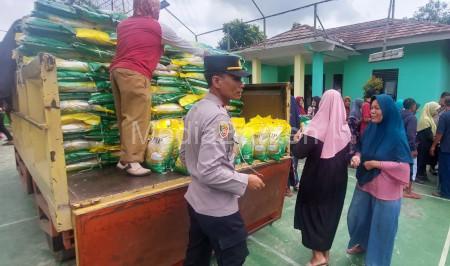 Operasi Pasar Beras Murah dari Satgas Pangan Polre Serang di Kecamatan Bandung. Foto: Yono