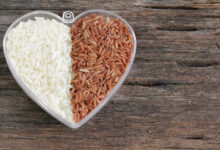 Beras putih dan beras merah. Foto: Halodoc