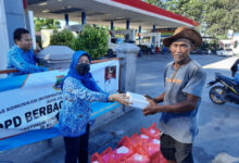 Pegawai OPD di Cilegon bagikan nasi kotak. Foto: Diskominfo Cilegon