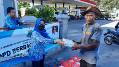 Pegawai OPD di Cilegon bagikan nasi kotak. Foto: Diskominfo Cilegon