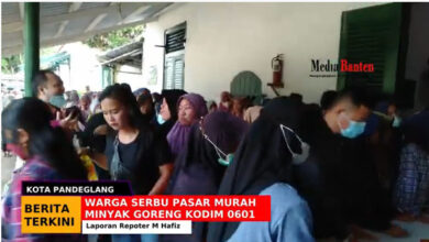 Warga menyerbu Pasar Murah Minyak Goreng Curah di Kodim 0601 Pandeglang. Foto: M Hafiz