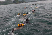Para marinir tengah berenang sejauh 2 Km sebagai bagian dari uji Lattek Intai Amfibi.