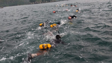 Para marinir tengah berenang sejauh 2 Km sebagai bagian dari uji Lattek Intai Amfibi.