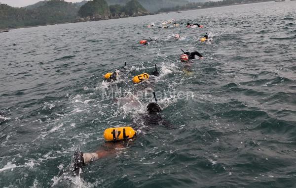 Para marinir tengah berenang sejauh 2 Km sebagai bagian dari uji Lattek Intai Amfibi.