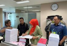 Berkas perkara pemerasan oleh tersangka Firli Bahur, Ketua KPK Non Aktif di Kejati DKI Jakarta. Foto: LKBN Antara