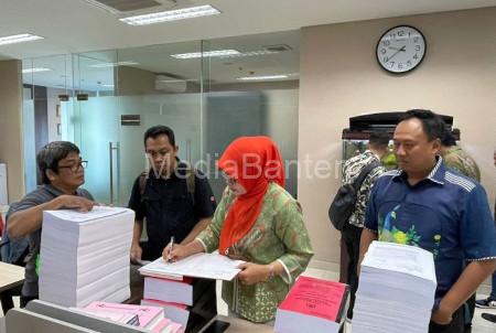 Berkas perkara pemerasan oleh tersangka Firli Bahur, Ketua KPK Non Aktif di Kejati DKI Jakarta. Foto: LKBN Antara